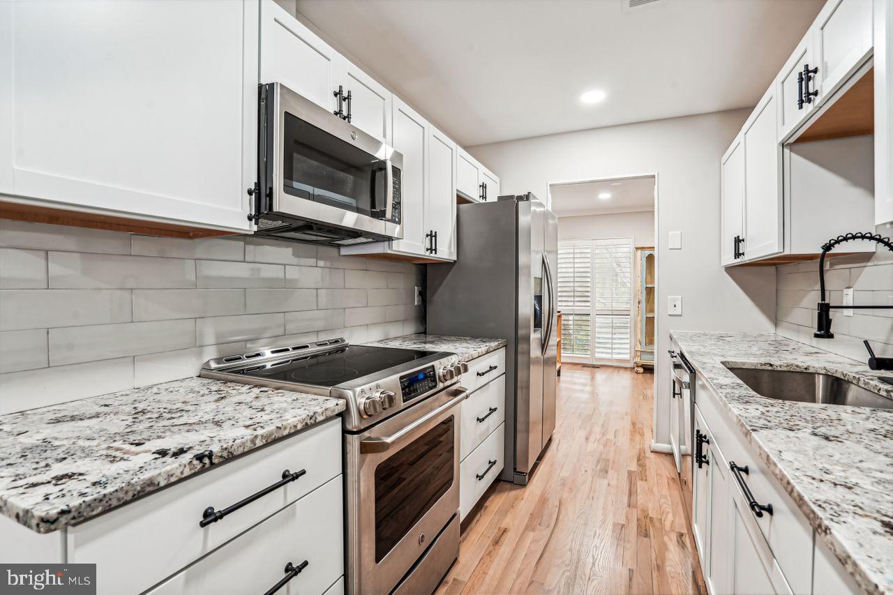 11728 Decade Court Reston, VA 20191 - Photo 5 of 35 Kitchen
