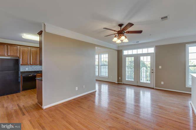 24634 Buttonbush Terrace, Unit 18 Aldie, VA 20105 - Photo 3 of 30 Living Room