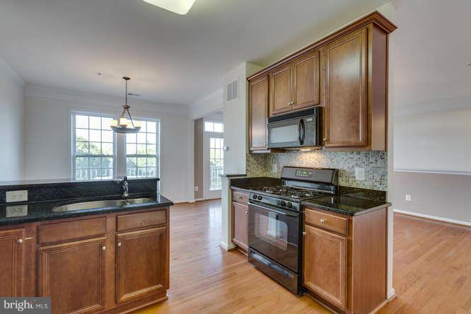 24634 Buttonbush Terrace, Unit 18 Aldie, VA 20105 - Photo 7 of 30 Kitchen