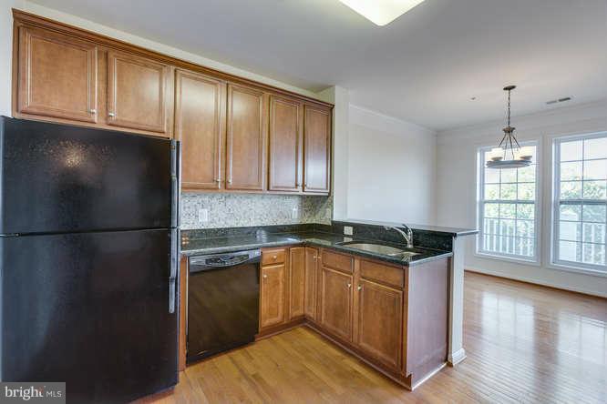 24634 Buttonbush Terrace, Unit 18 Aldie, VA 20105 - Photo 8 of 30 Kitchen
