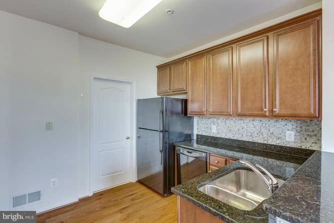 24634 Buttonbush Terrace, Unit 18 Aldie, VA 20105 - Photo 10 of 30 Kitchen