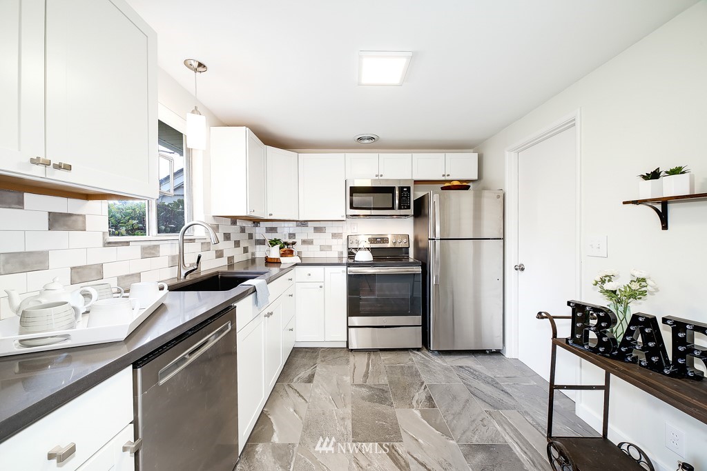 614 Southwest 127th Street Seattle, WA 98146 - Photo 7 of 25 Gallery Image 7