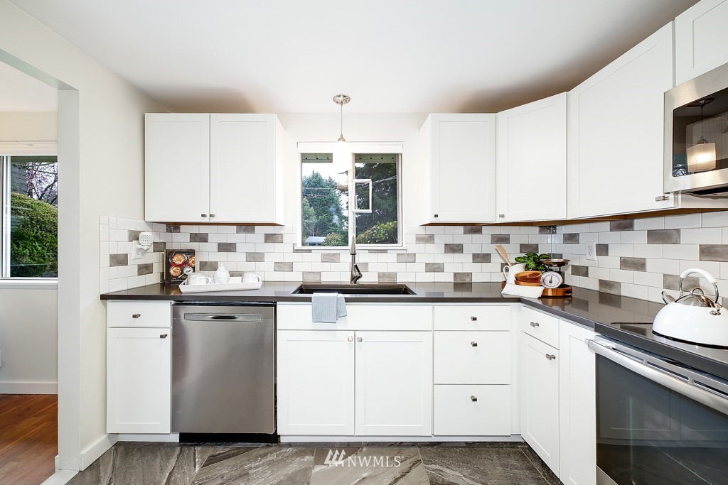614 Southwest 127th Street Seattle, WA 98146 - Photo 8 of 25 Gallery Image 8