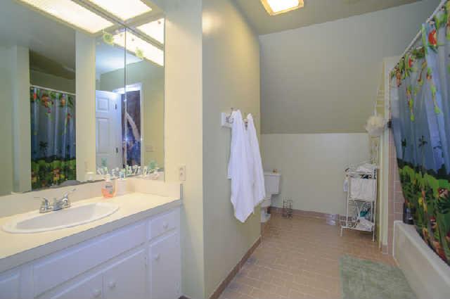 112 Jamestown Road Tullahoma, TN 37388 - Photo 18 of 20 Upstairs bath with tub/shower combo.