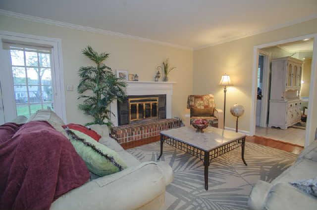 112 Jamestown Road Tullahoma, TN 37388 - Photo 5 of 20 Family room for those family gatherings or entertaining.
