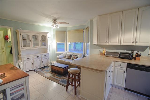 112 Jamestown Road Tullahoma, TN 37388 - Photo 6 of 20 Large multi use area off the newly remodeled kitchen-can be used as a breakfast nook, office, or a gathering room - your choice!