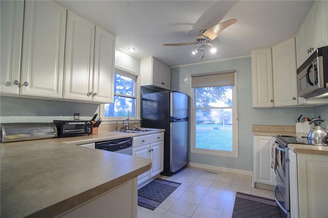 112 Jamestown Road Tullahoma, TN 37388 - Photo 7 of 20 Beautifully remodeled kitchen offers a white cabinetry sytem, stainless steel appliances, huge walk in pantry. You will love all the natural lighting in this great kitchen.