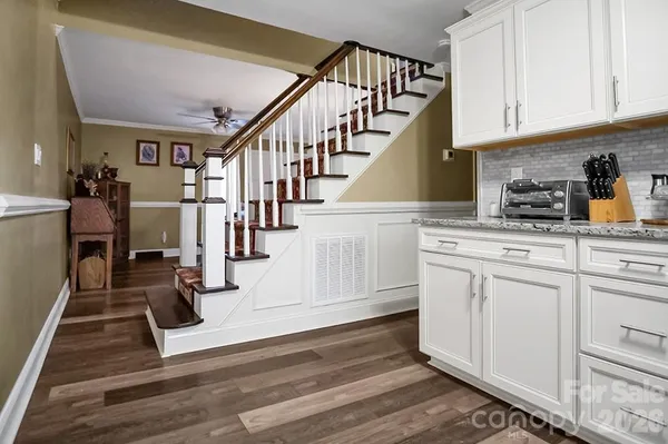 a view of entryway and kitchen