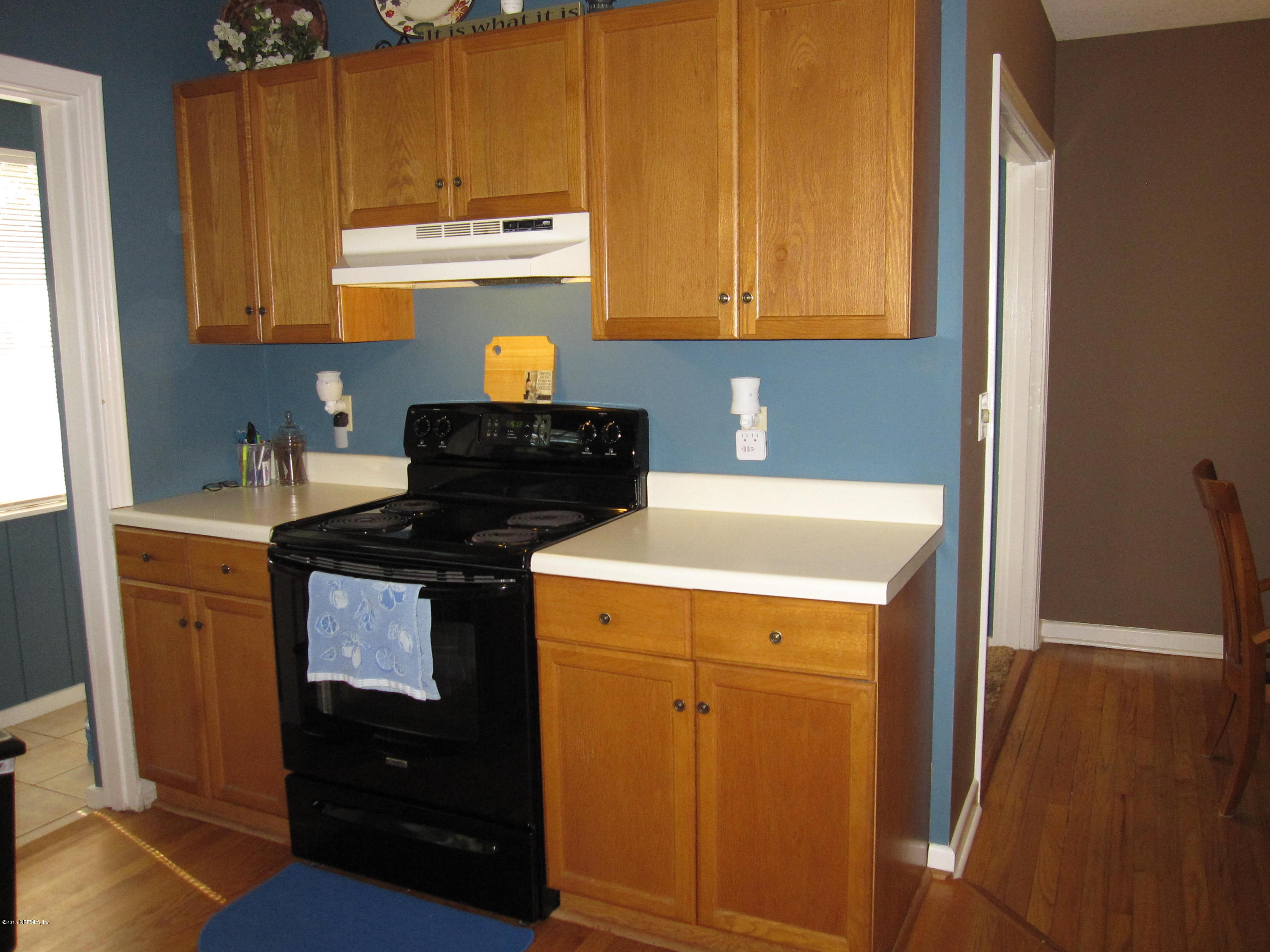 6416 Wesleyan Road Jacksonville, FL 32217 - Photo 22 of 35 a kitchen with a stove and a refrigerator
