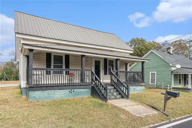 an outdoor view of house