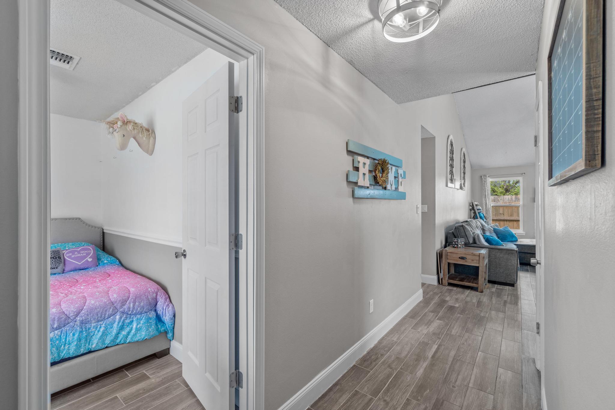 1833 Hunters Path Fort Walton Beach, FL 32547 - Photo 23 of 34 a living room with furniture