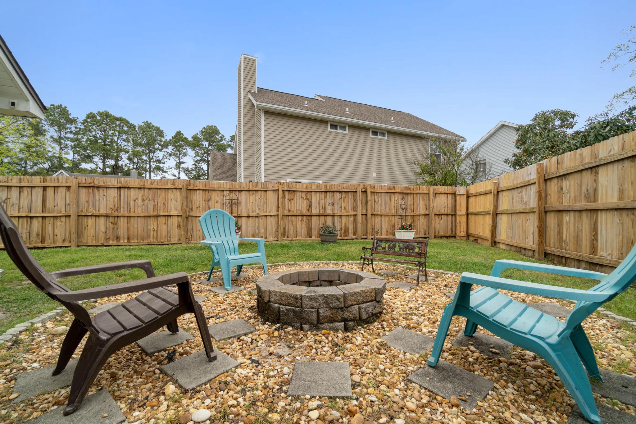 1833 Hunters Path Fort Walton Beach, FL 32547 - Photo 29 of 34 a green bench sitting in front of a building
