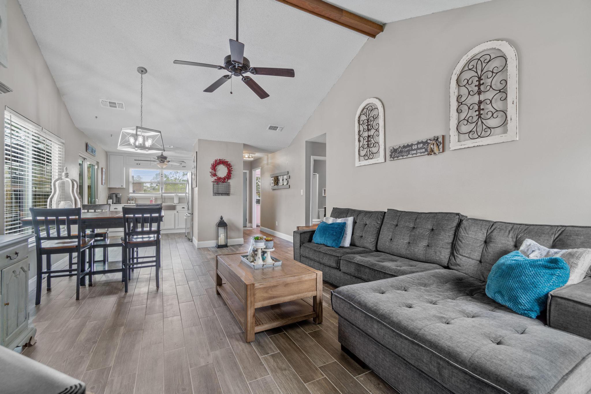 1833 Hunters Path Fort Walton Beach, FL 32547 - Photo 5 of 34 a living room with furniture