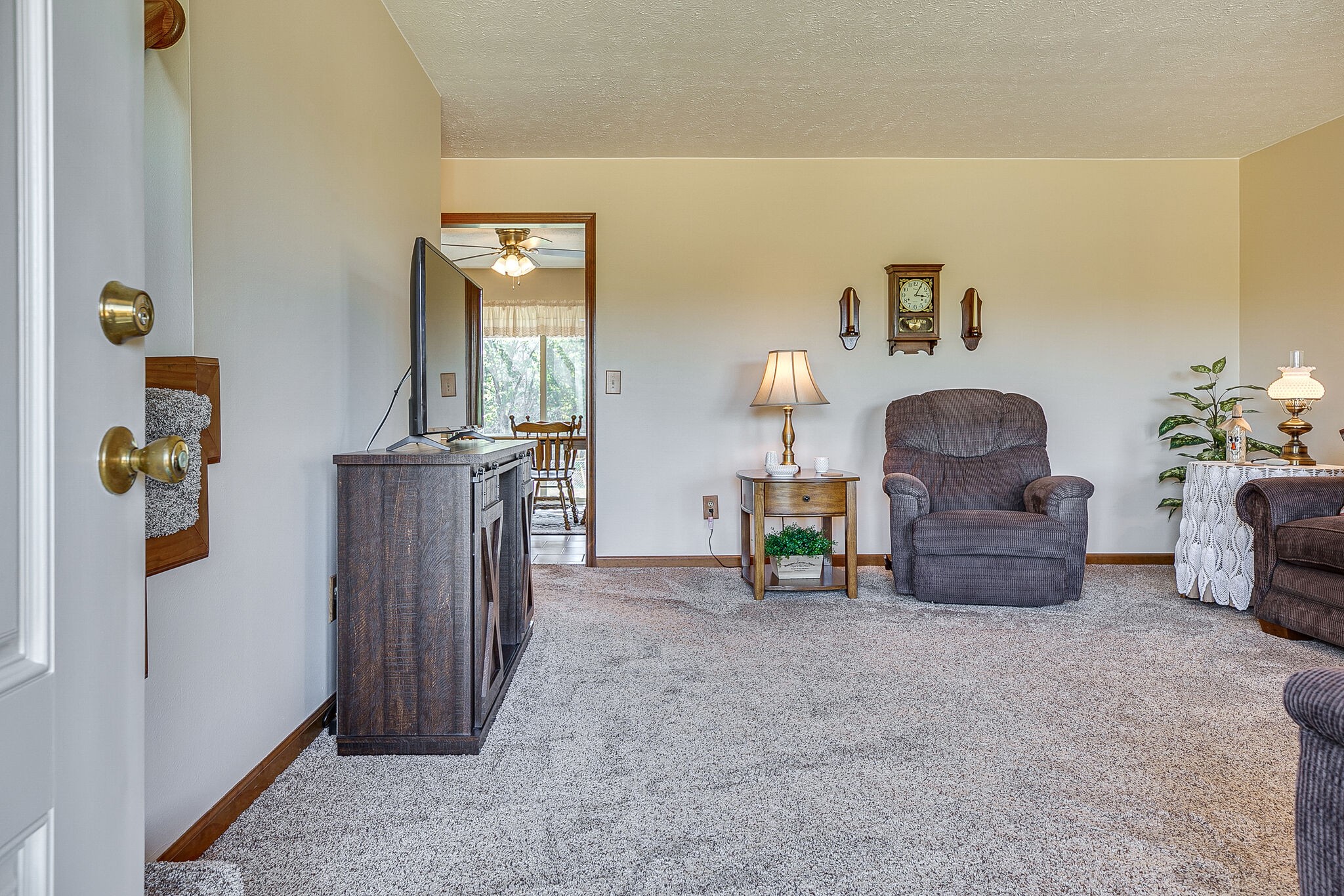 9513 Link Road Christiana, TN 37037 - Photo 6 of 34 a room with furniture and a table