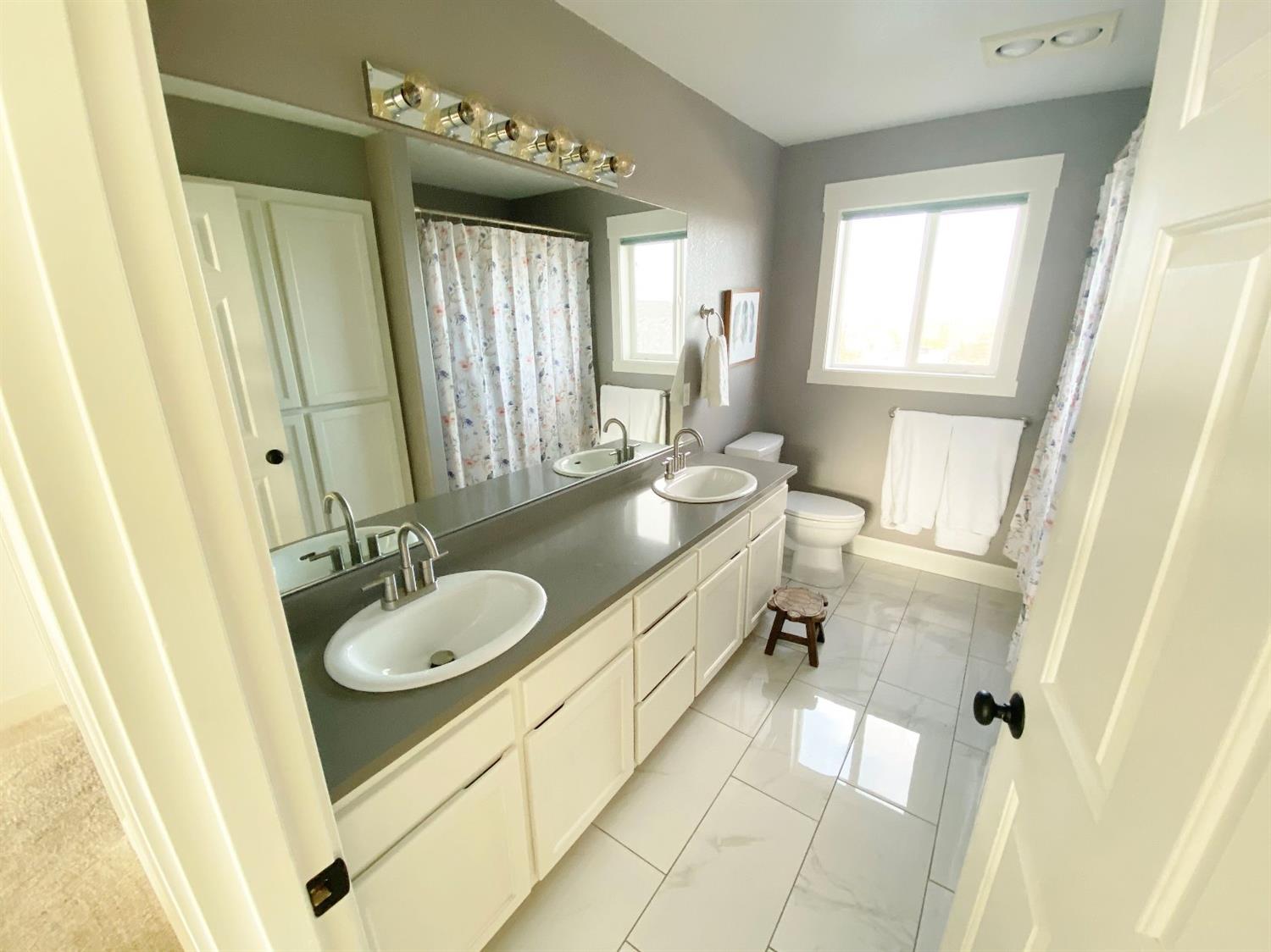 1340 Vawter Road Medford, OR 97501 - Photo 18 of 35 Upper level guest bathroom. Double vani