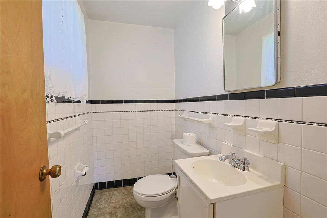 452 Cookston Avenue Springfield, OH 45503 - Photo 15 of 34 This bathroom features classic tilework and a functional layout, offering essential comforts.