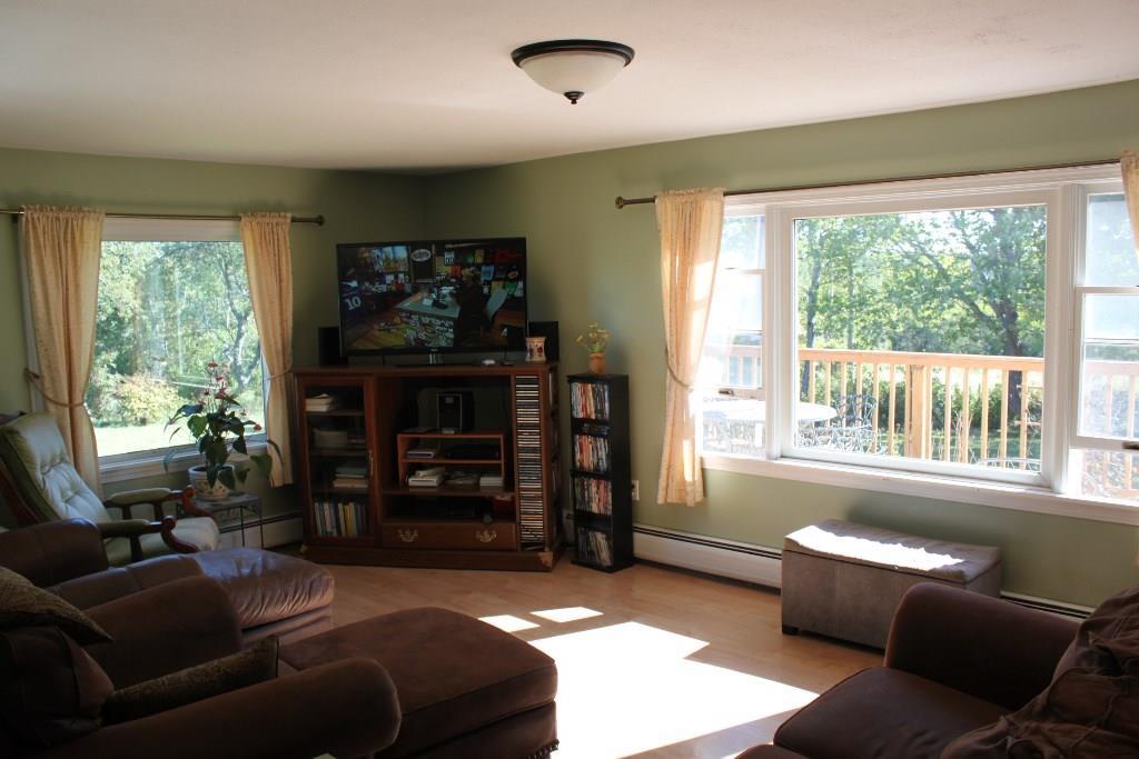 23 Keller Road Belfast, ME 04915 - Photo 11 of 20 Living room.