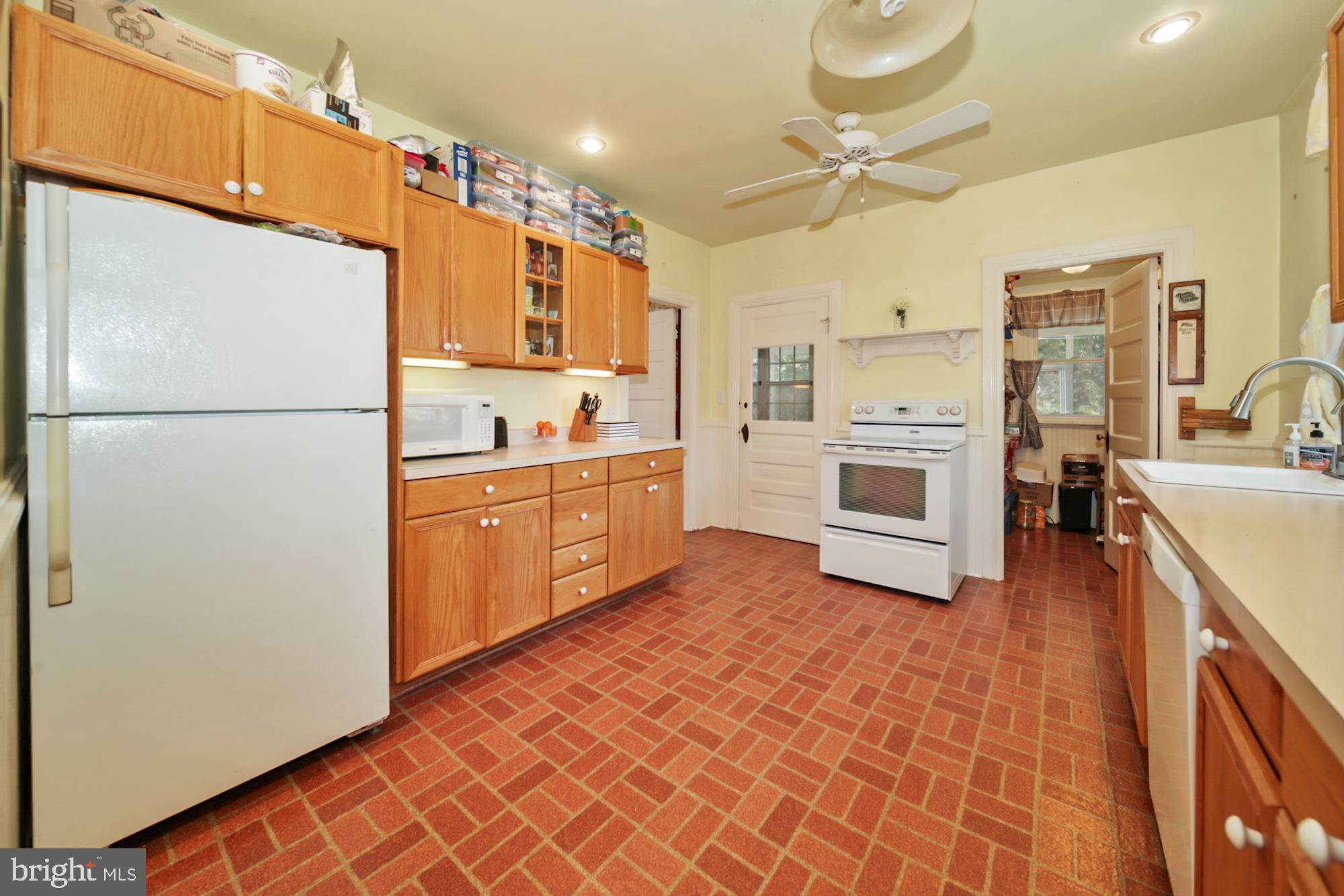 23736 Woodfield Road Gaithersburg, MD 20882 - Photo 12 of 33 Gallery Image 12