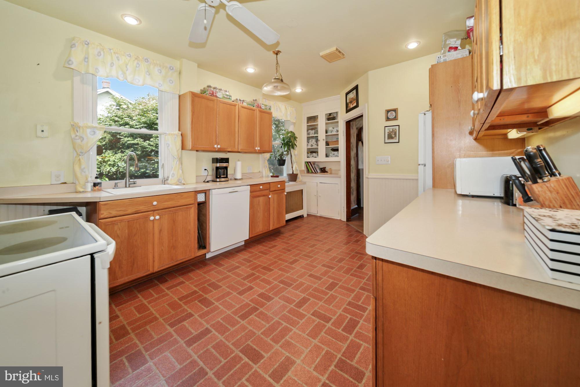 23736 Woodfield Road Gaithersburg, MD 20882 - Photo 13 of 33 Gallery Image 13
