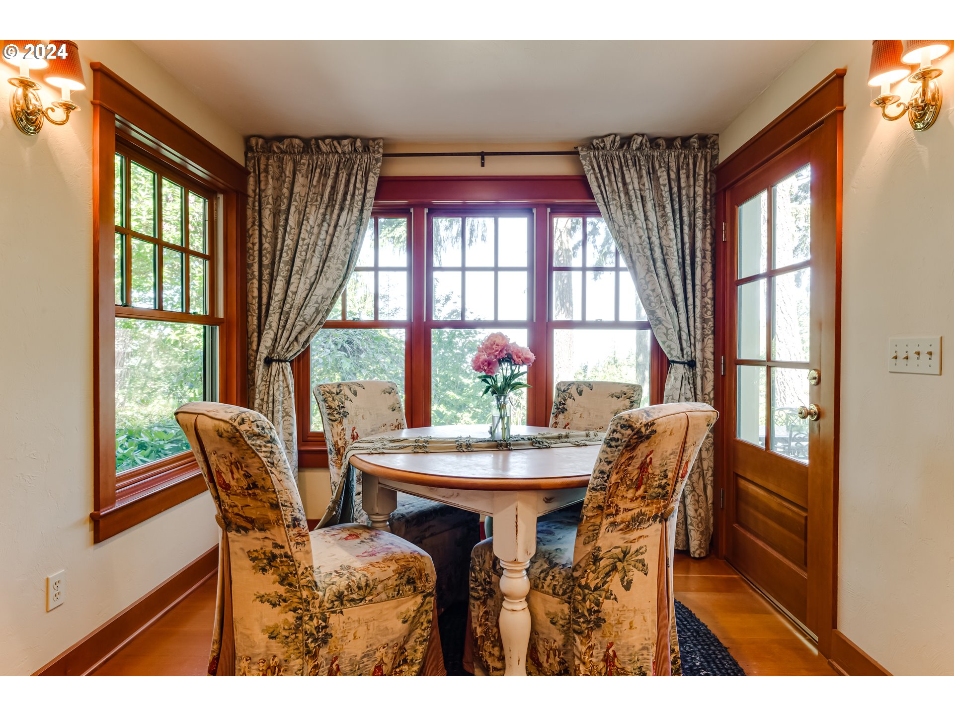 84606 Praise Lane Eugene, OR 97405 - Photo 2 of 8 a dining room with furniture and window