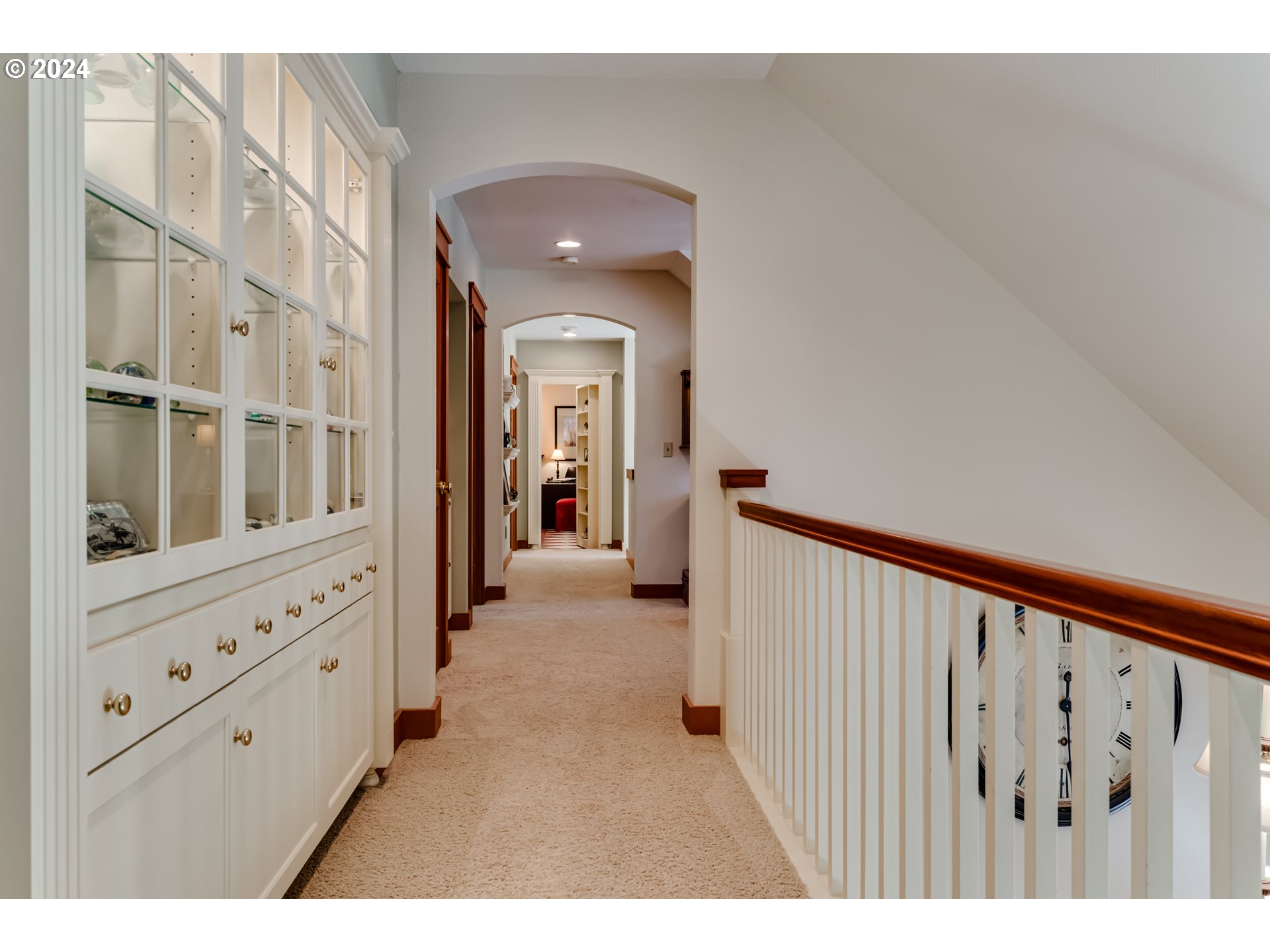 84606 Praise Lane Eugene, OR 97405 - Photo 5 of 8 a view of a hallway with windows