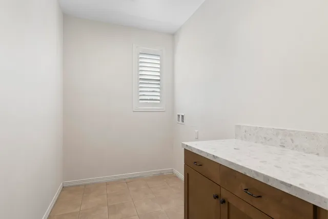 a view of backyard of the house