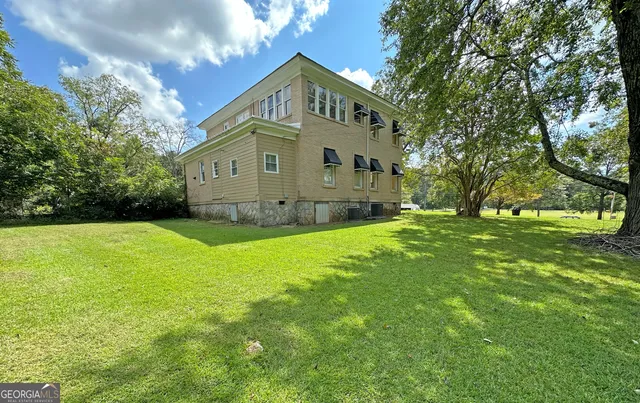 a view of a house with a yard and plant