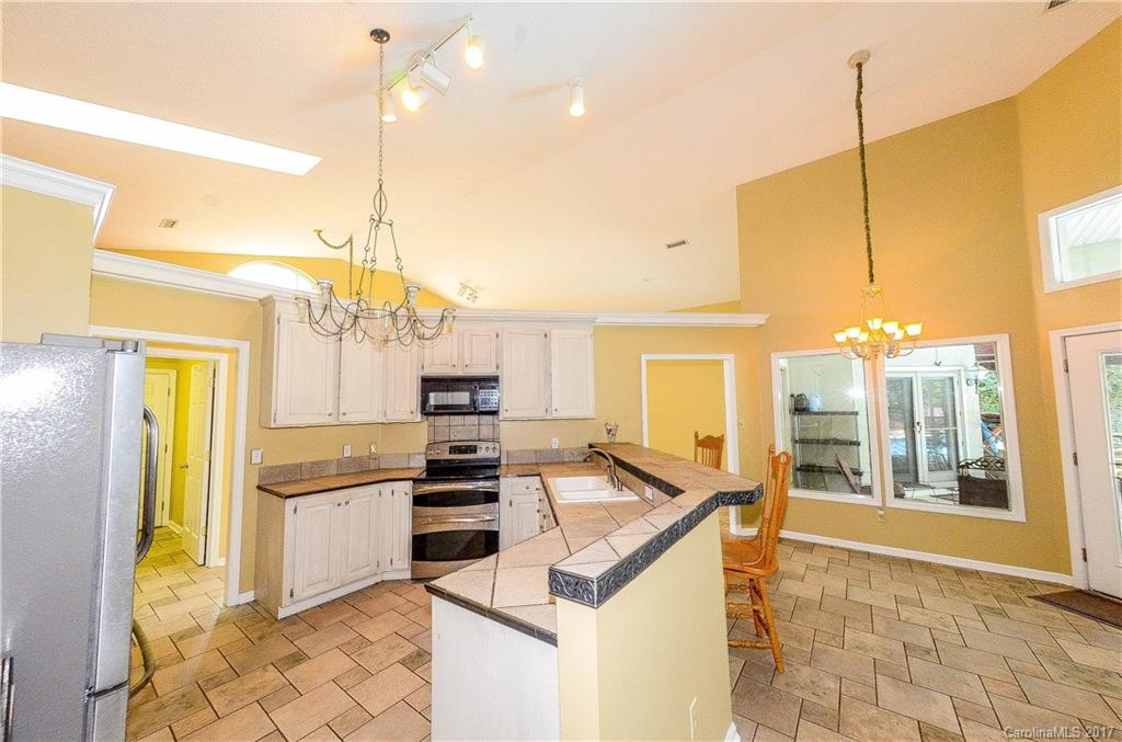 327 Players Ridge Road Hickory, NC 28601 - Photo 4 of 23 Gallery Image 4