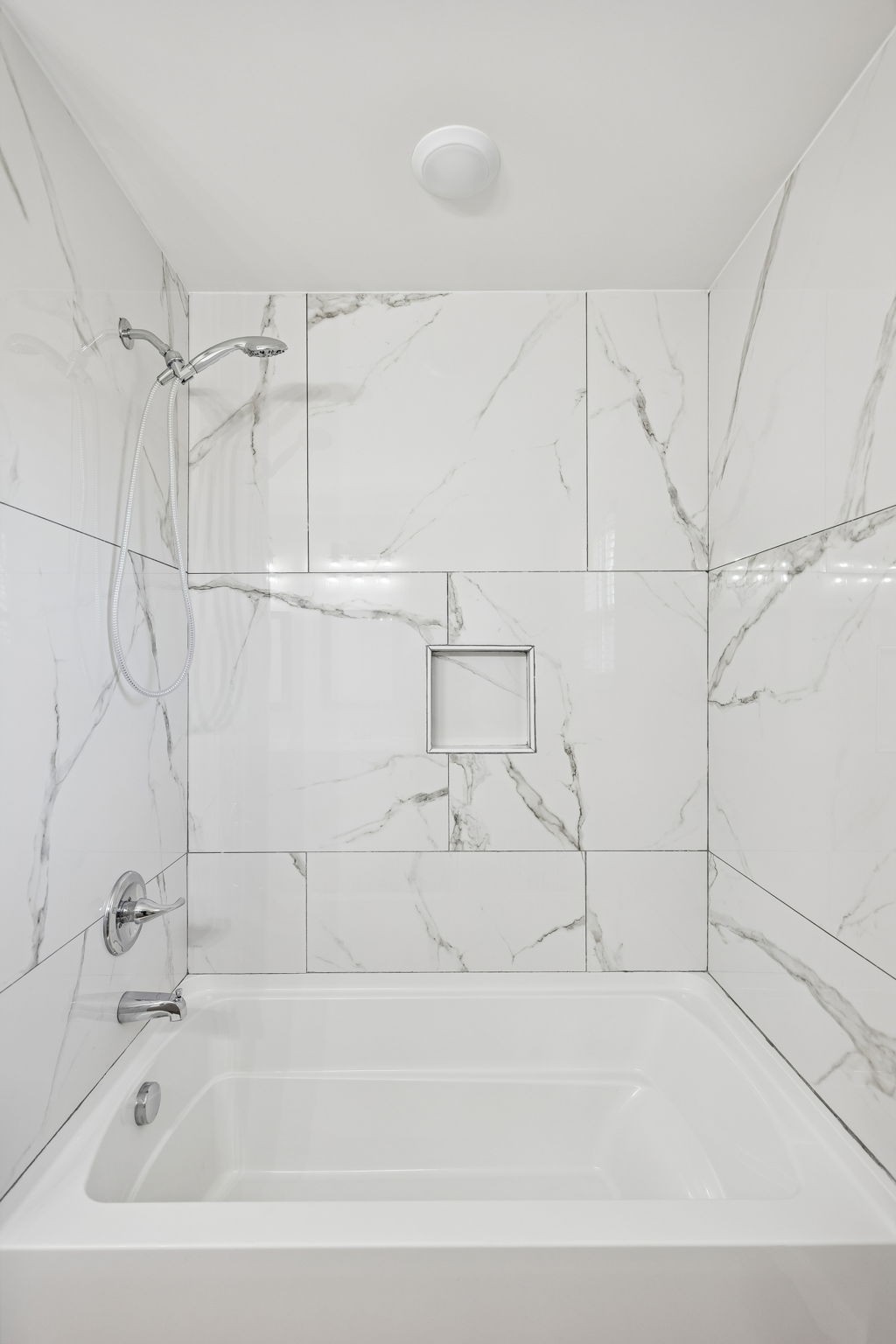 3770 Penile Hill Road Decherd, TN 37324 - Photo 20 of 32 a bathroom with a bathtub