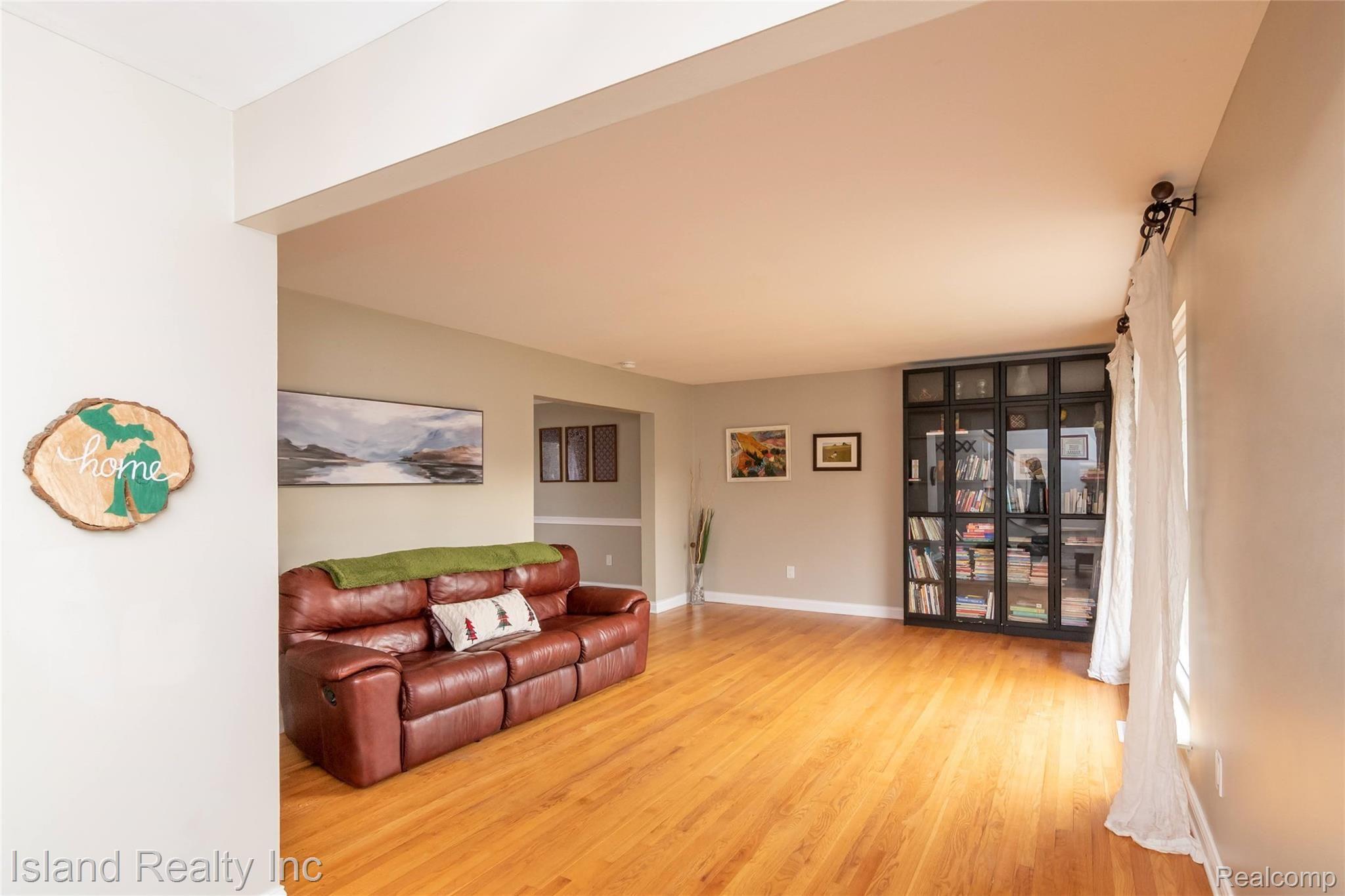 8282 Hampton Road Grosse Ile, MI 48138 - Photo 5 of 40 DSC_2762-HDR-Edit.jpg