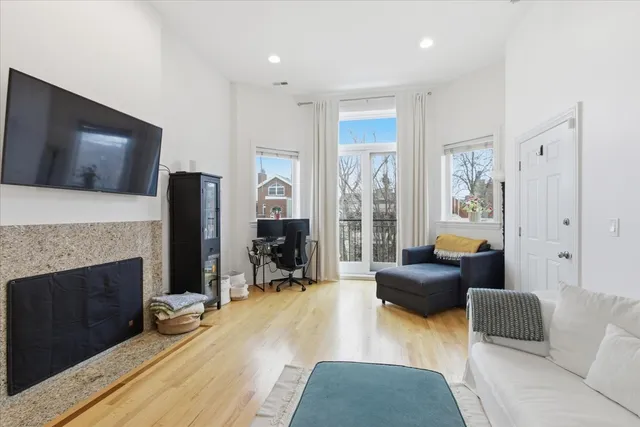 $3,850 | 2038 West Iowa Street, Unit 3E, Chicago, IL 60622