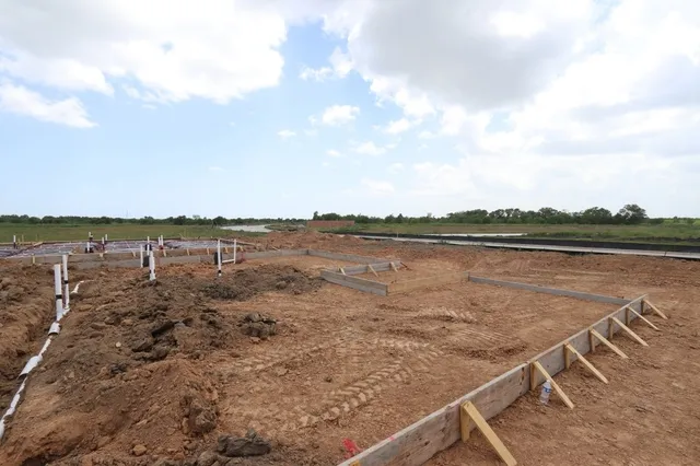 a view of a lake with houses in back