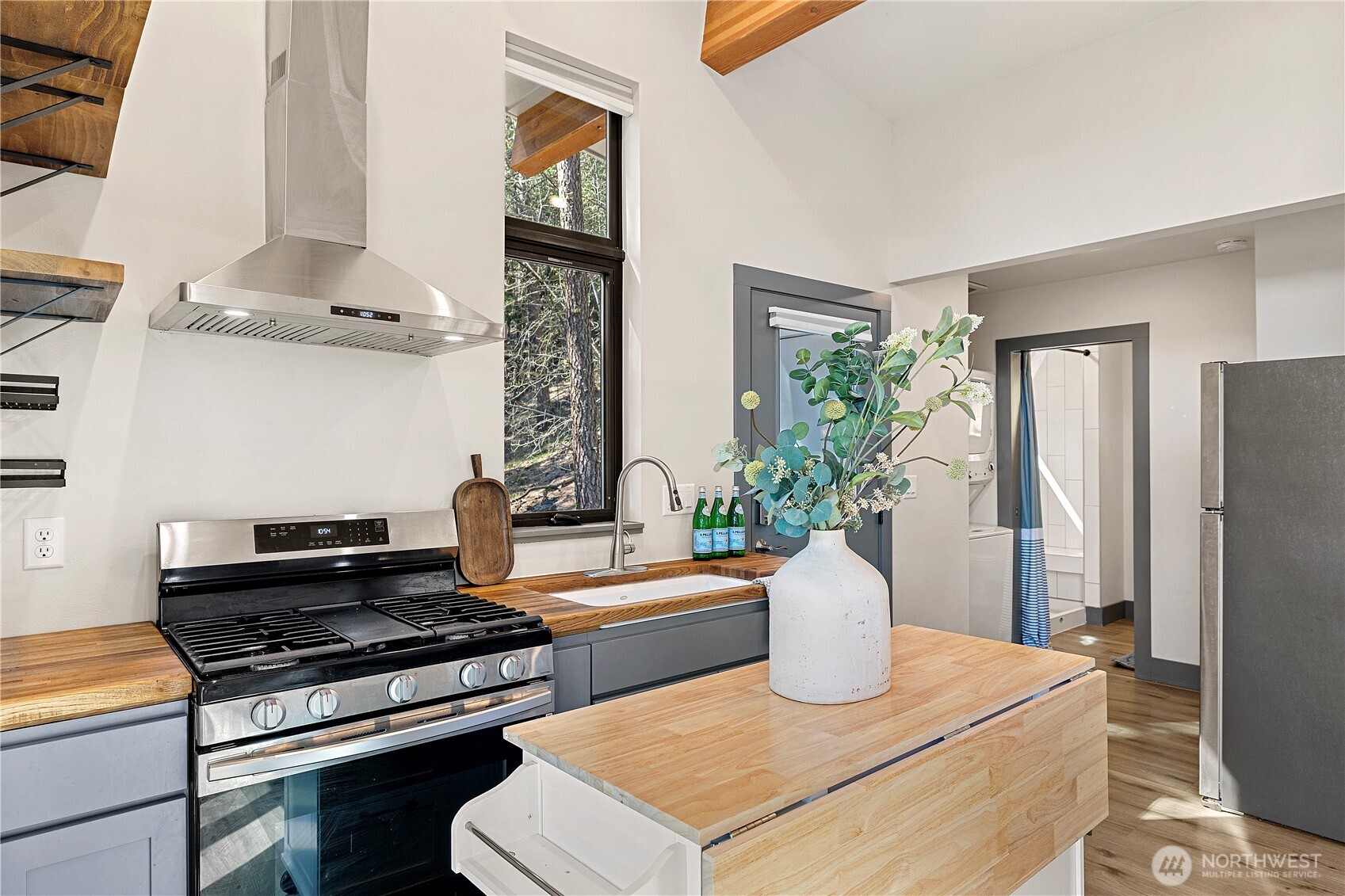 8056 Bayne Road Leavenworth, WA 98826 - Photo 17 of 40 a kitchen with a stove and a refrigerator