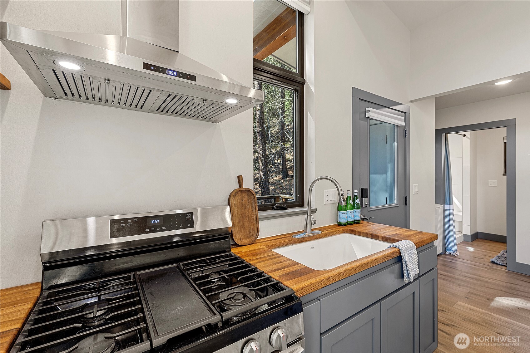 8056 Bayne Road Leavenworth, WA 98826 - Photo 18 of 40 a kitchen with a stove and a dining table