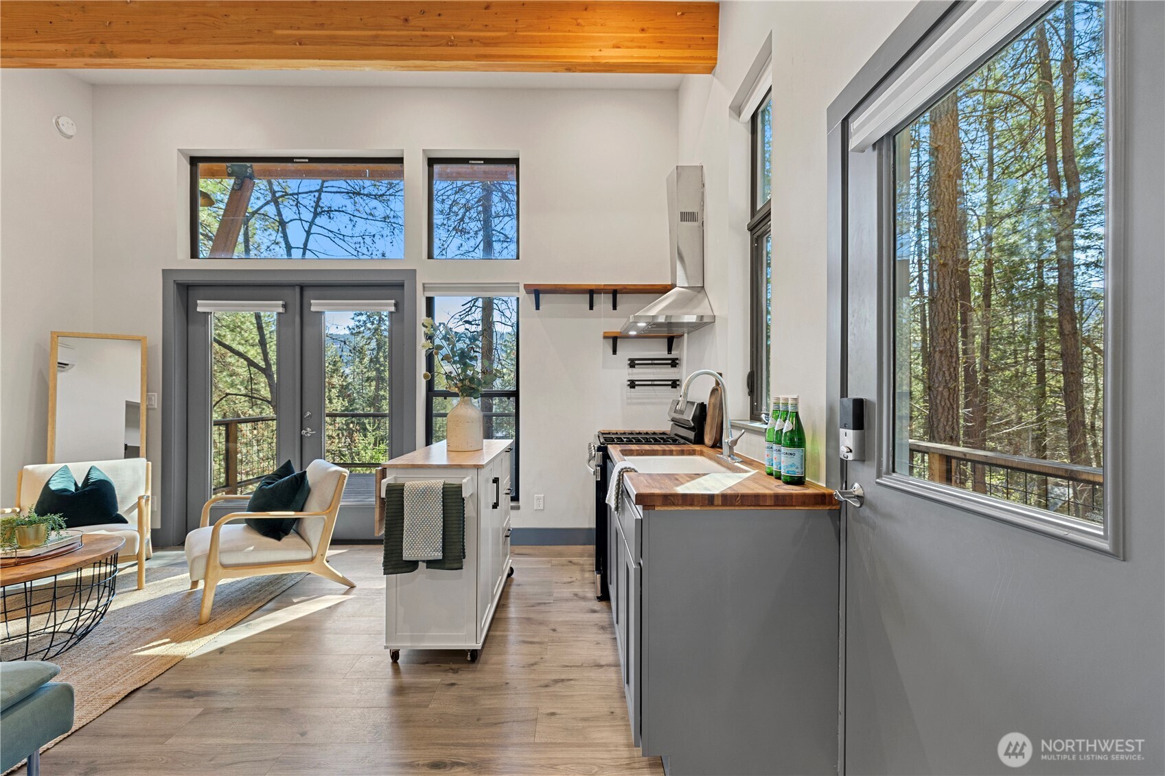 8056 Bayne Road Leavenworth, WA 98826 - Photo 6 of 40 a living room with furniture and large windows