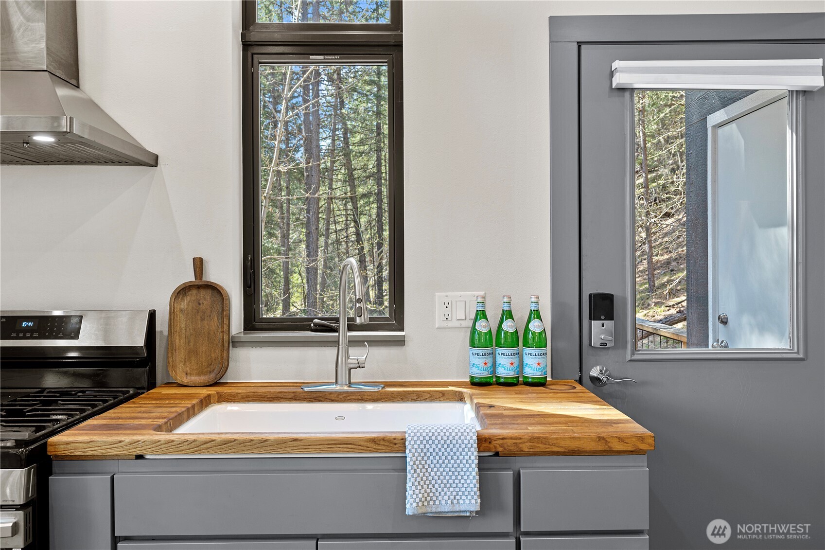 8056 Bayne Road Leavenworth, WA 98826 - Photo 9 of 40 a bedroom with a bed and a window