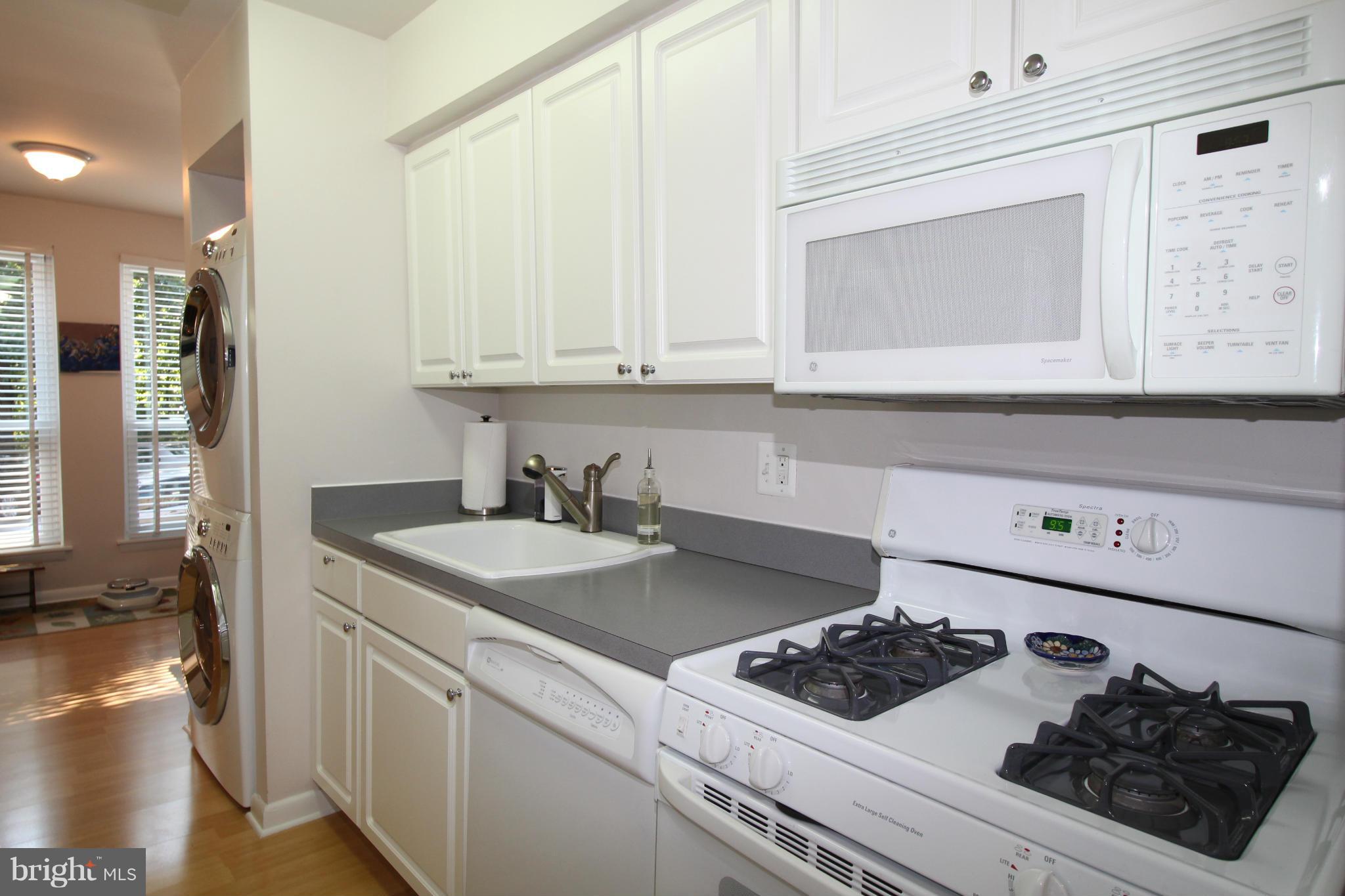 11236 Chestnut Grove Square, Unit 163 Reston, VA 20190 - Photo 4 of 4 Gas Cooking!