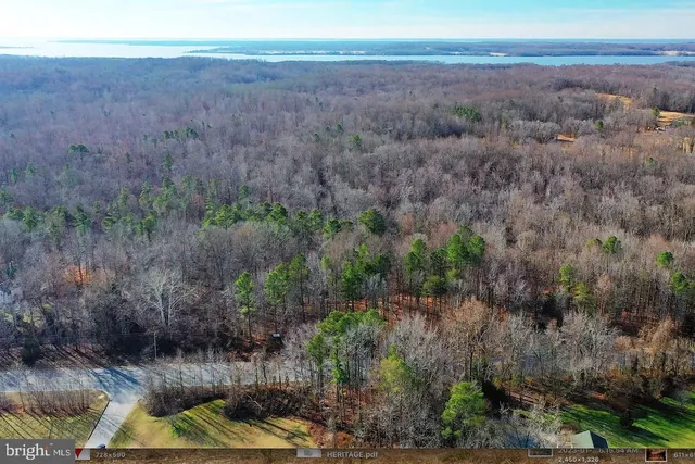 a view of a yard in a field