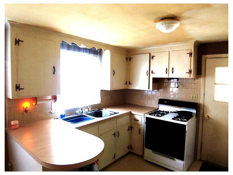 6 Rutherford Court, Unit 6 Warwick, RI 02886 - Photo 3 of 15 Kitchen.