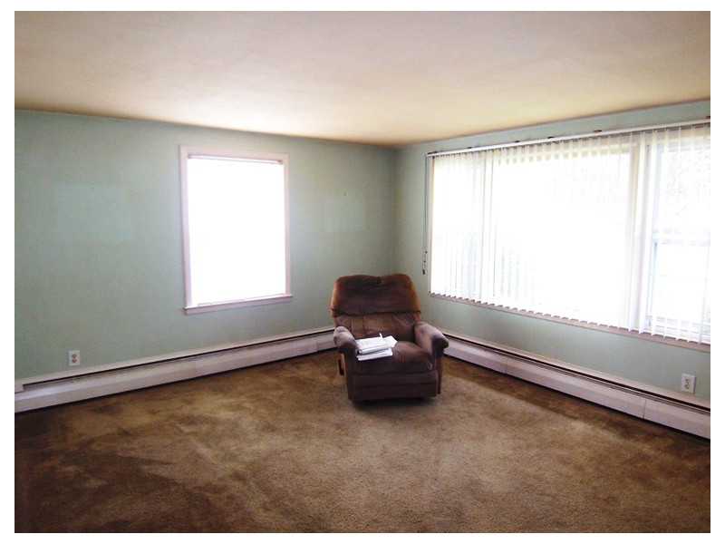 6 Rutherford Court, Unit 6 Warwick, RI 02886 - Photo 5 of 15 Living Room.