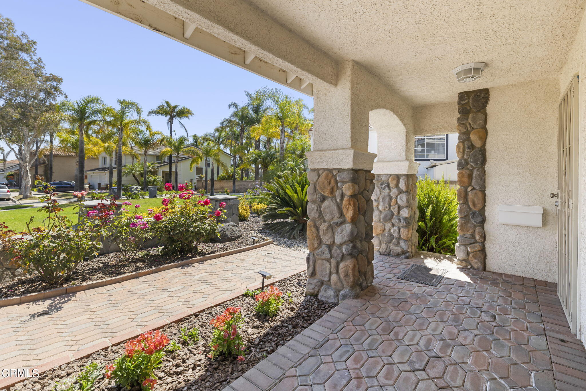 2710 Windcrest Place Oxnard, CA 93036 - Photo 4 of 34 a front view of a house with garden