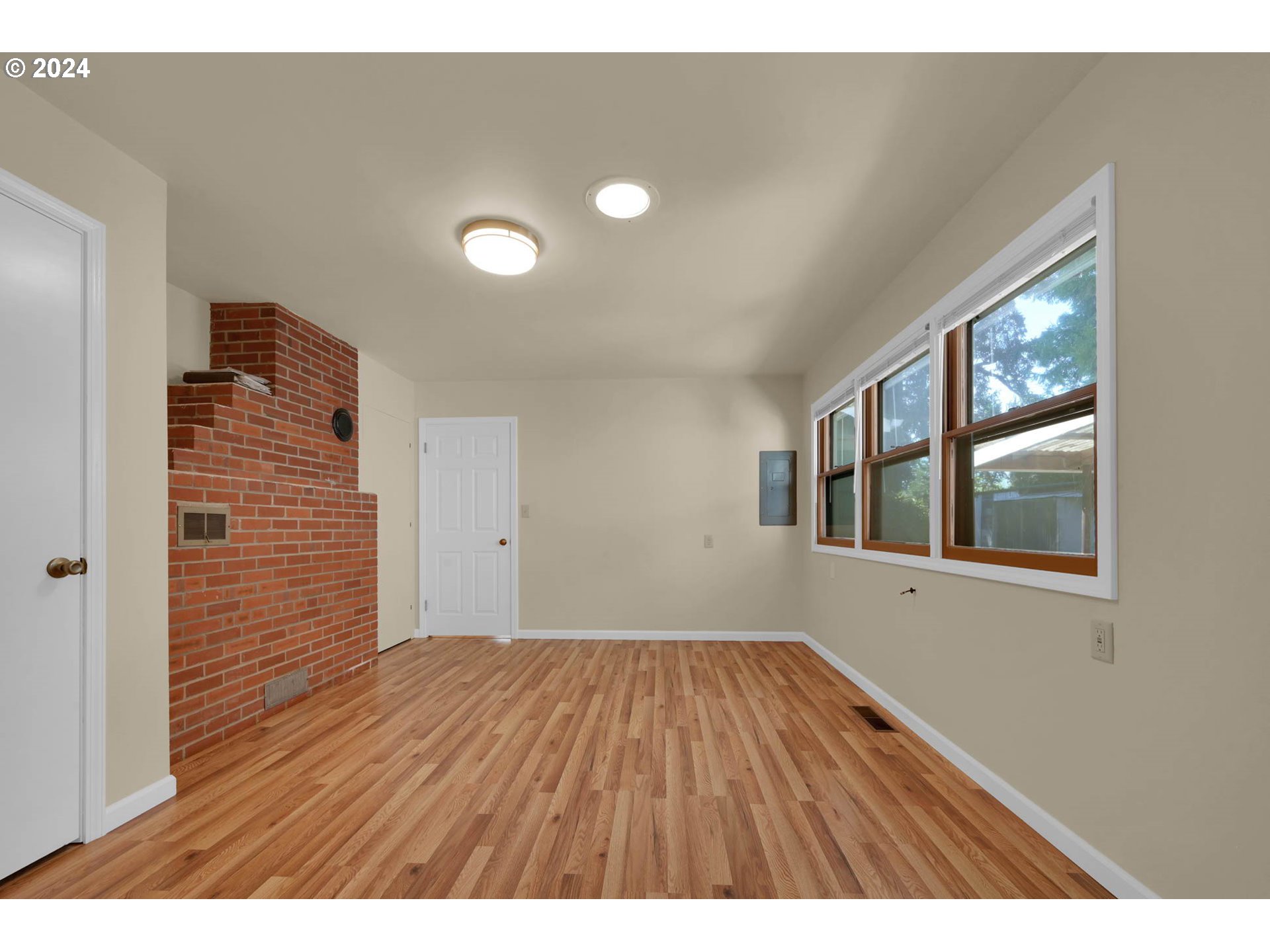 1427 Anderson Lane Springfield, OR 97477 - Photo 21 of 48 a view of an empty room with wooden floor and a window