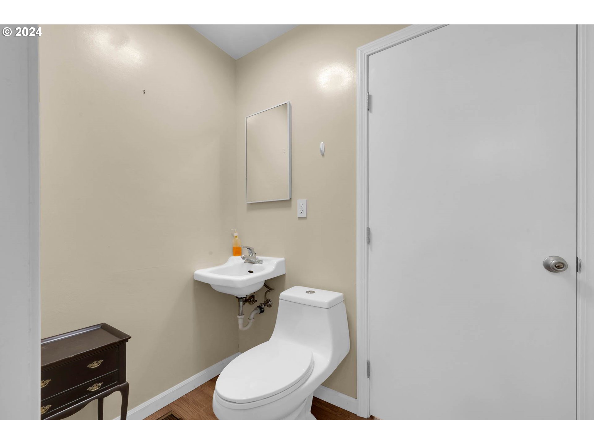 1427 Anderson Lane Springfield, OR 97477 - Photo 24 of 48 a bathroom with a toilet a sink and mirror