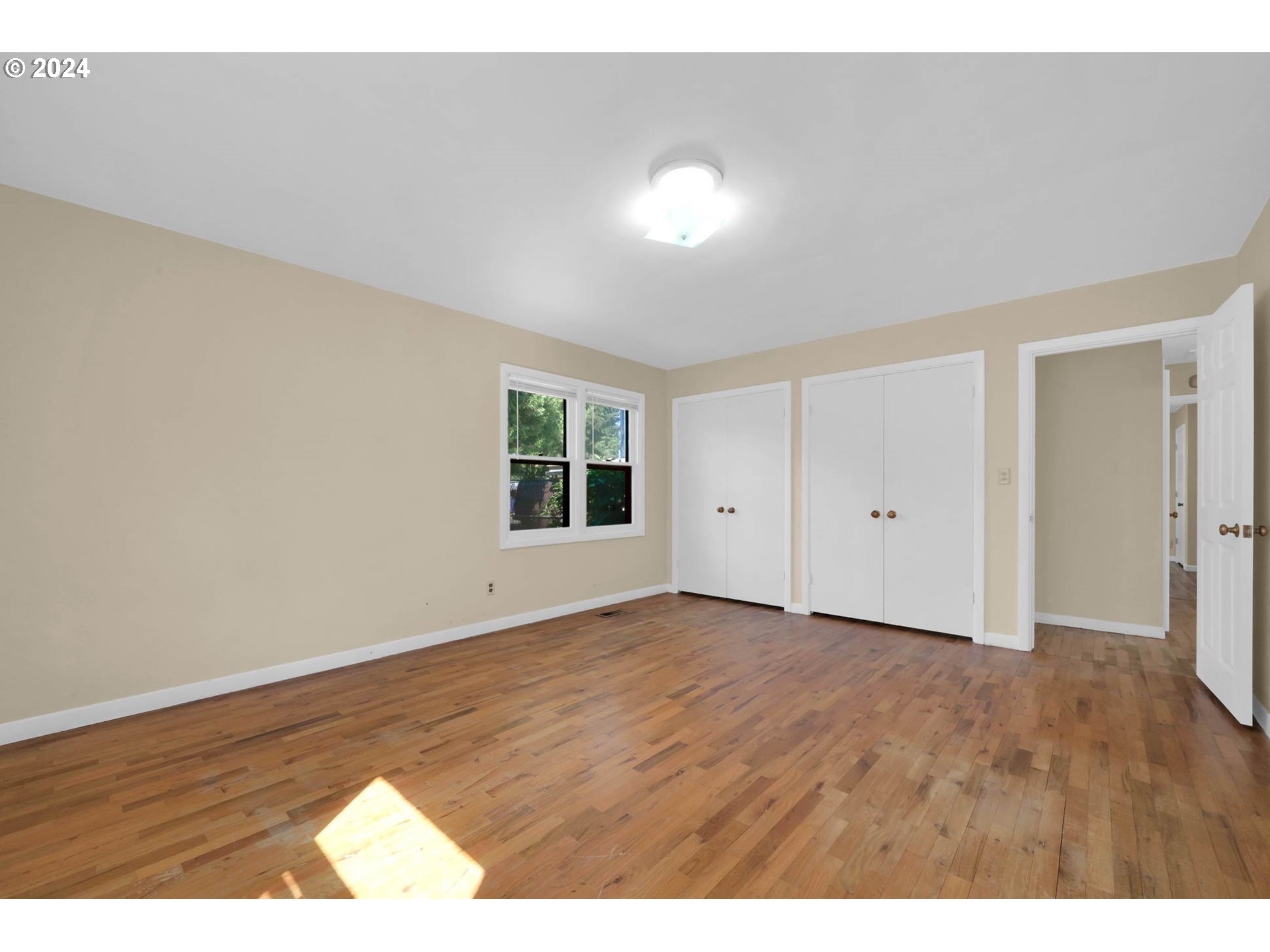 1427 Anderson Lane Springfield, OR 97477 - Photo 29 of 48 a view of an empty room with wooden floor and a window