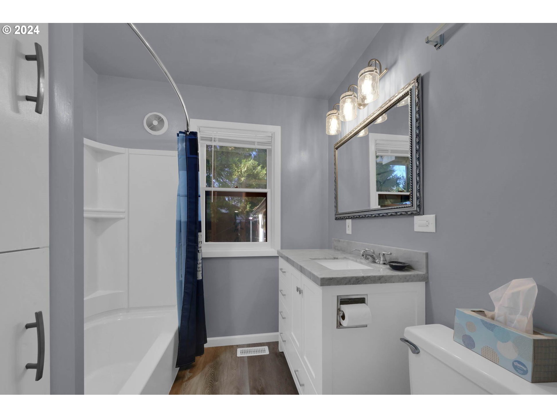 1427 Anderson Lane Springfield, OR 97477 - Photo 32 of 48 a bathroom with a sink a mirror and a bathtub