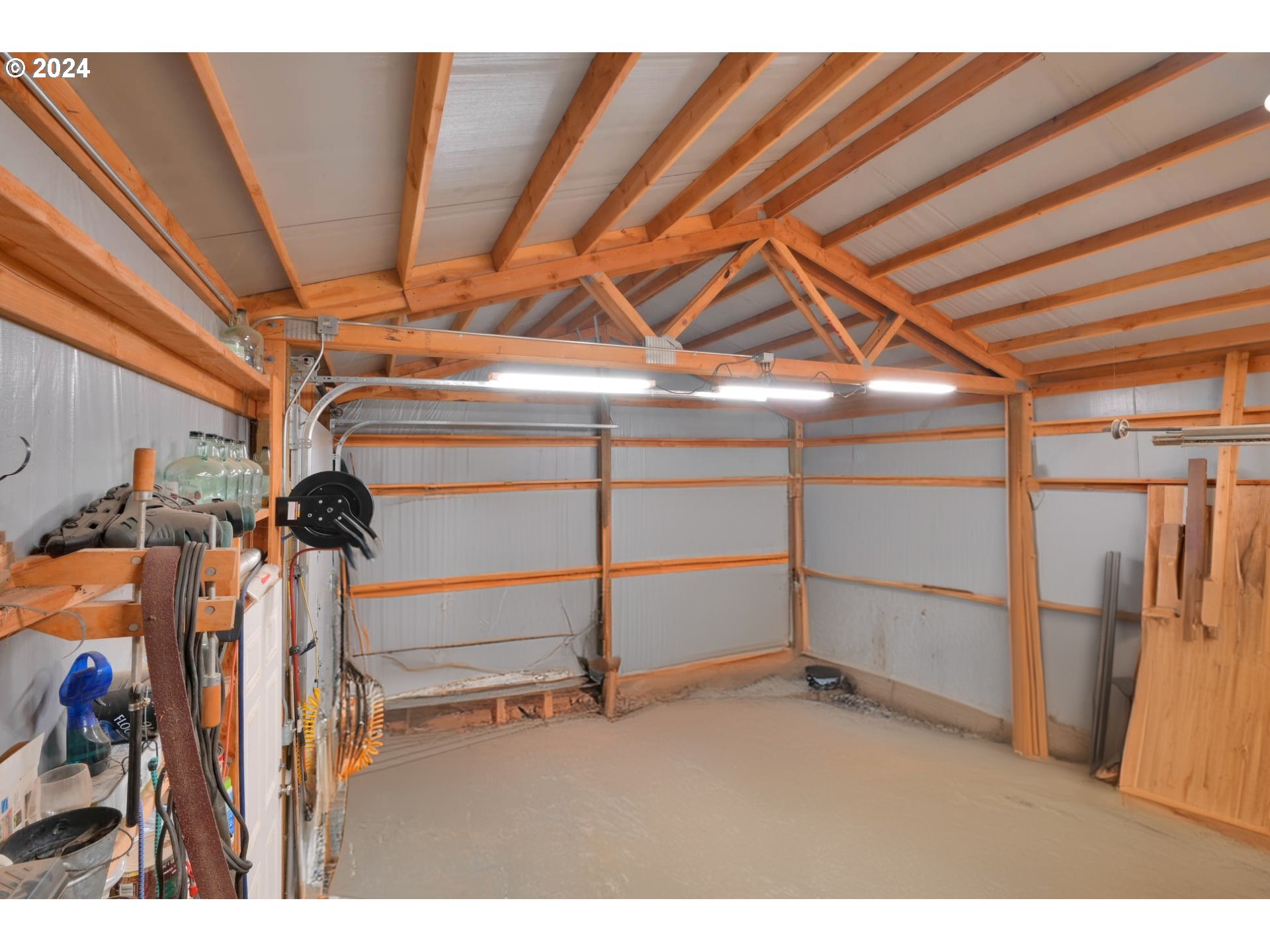 1427 Anderson Lane Springfield, OR 97477 - Photo 41 of 48 a view of a room with gym equipment
