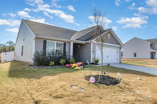 a view of a house with a yard