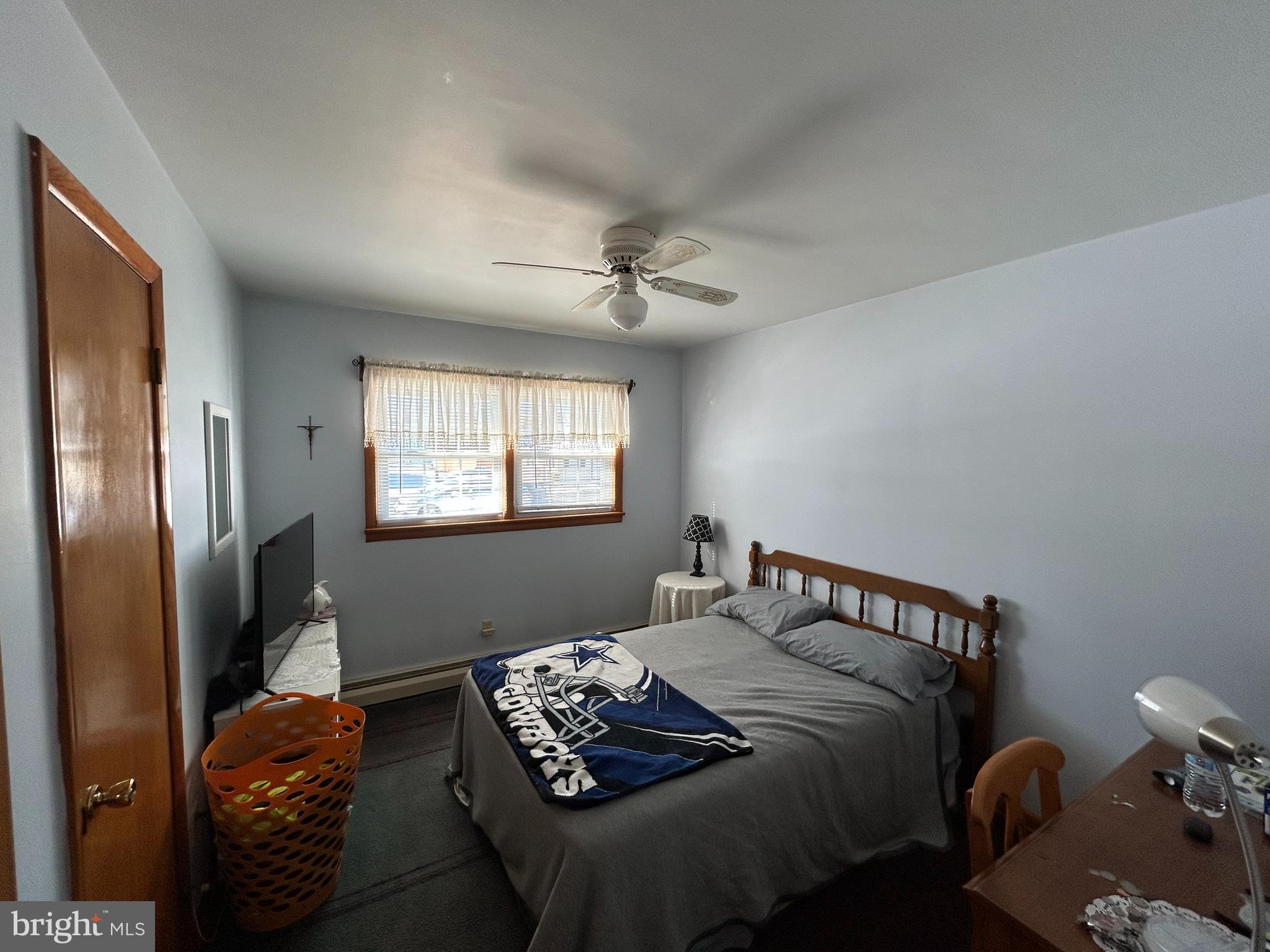 144 Annapolis Road Pennsville, NJ 08070 - Photo 4 of 24 a bedroom with bed and a window