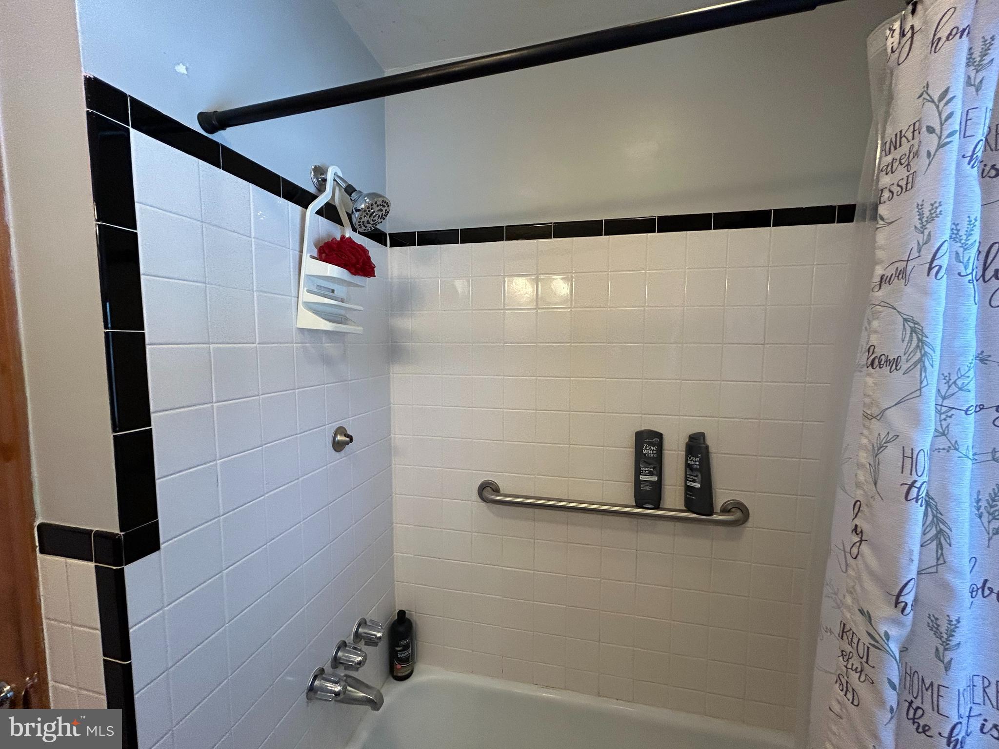 144 Annapolis Road Pennsville, NJ 08070 - Photo 7 of 24 a bathroom with a shower