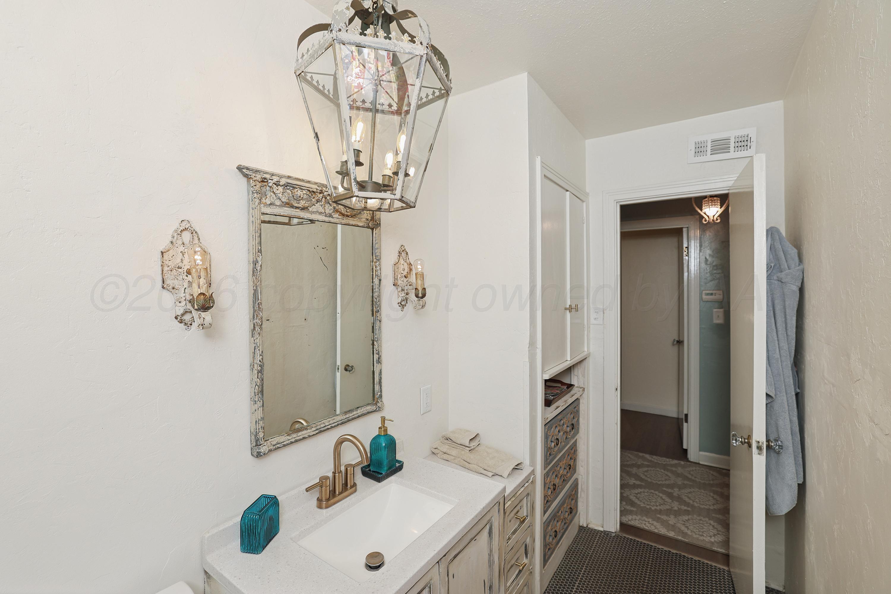 1222 South Rusk Street Amarillo, TX 79102 - Photo 16 of 30 26-Bathroom